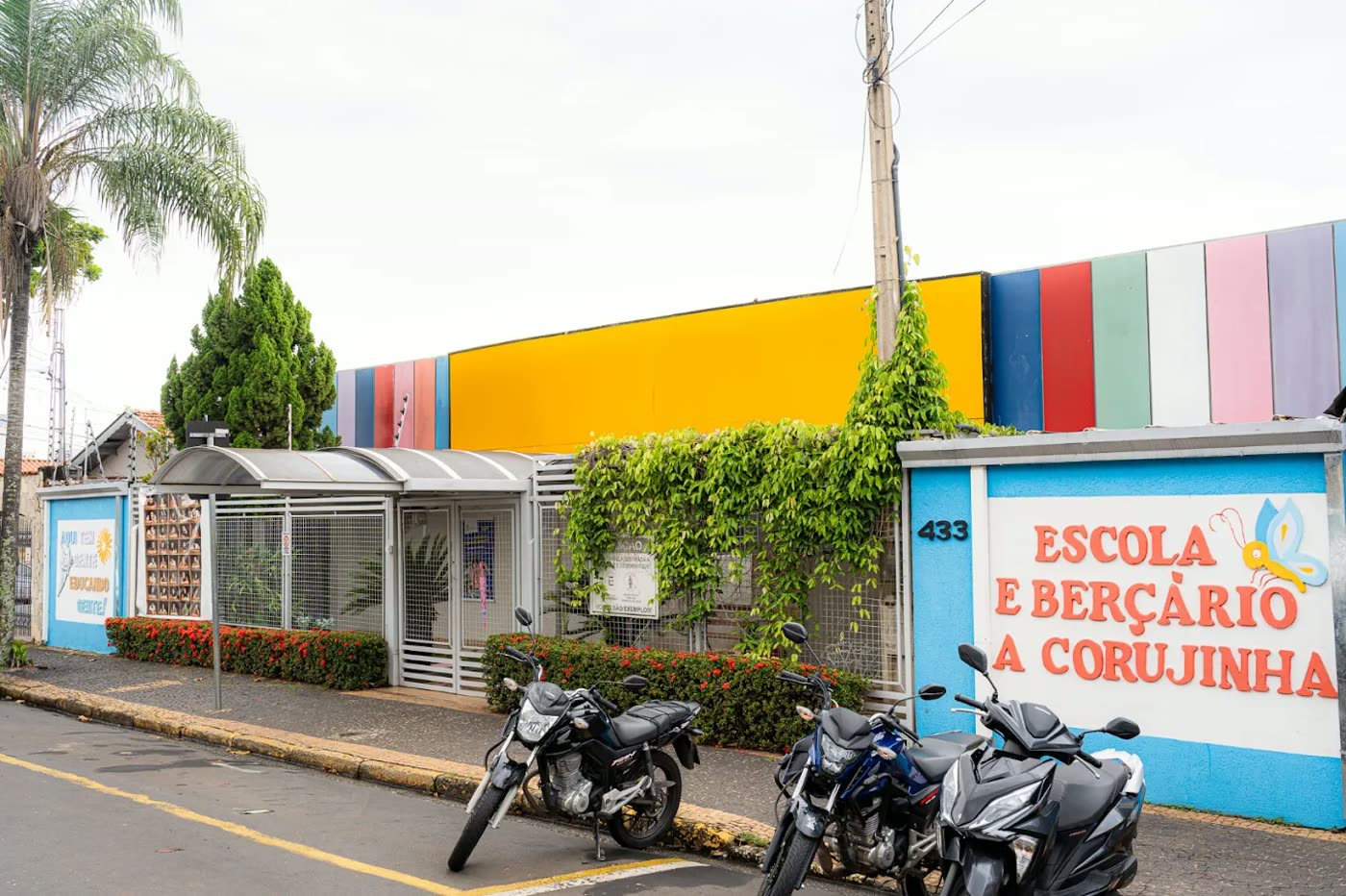 Fachada colorida da Escola e Berçário A Corujinha, na Rua Engenheiro Romano Coury, 433