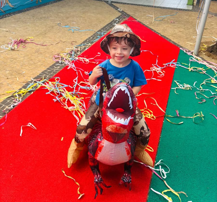 Criança fantasiada brincando durante uma festa no pátio da escola